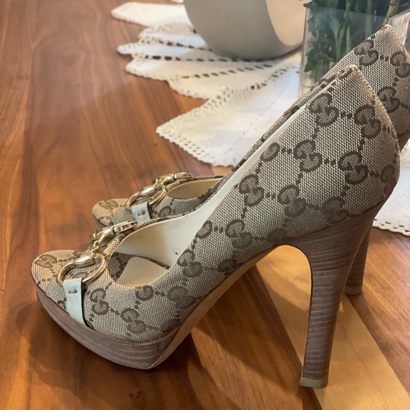Gucci horsebit heels size 38 almost new. Worn once. No box - Picture 2 of 5